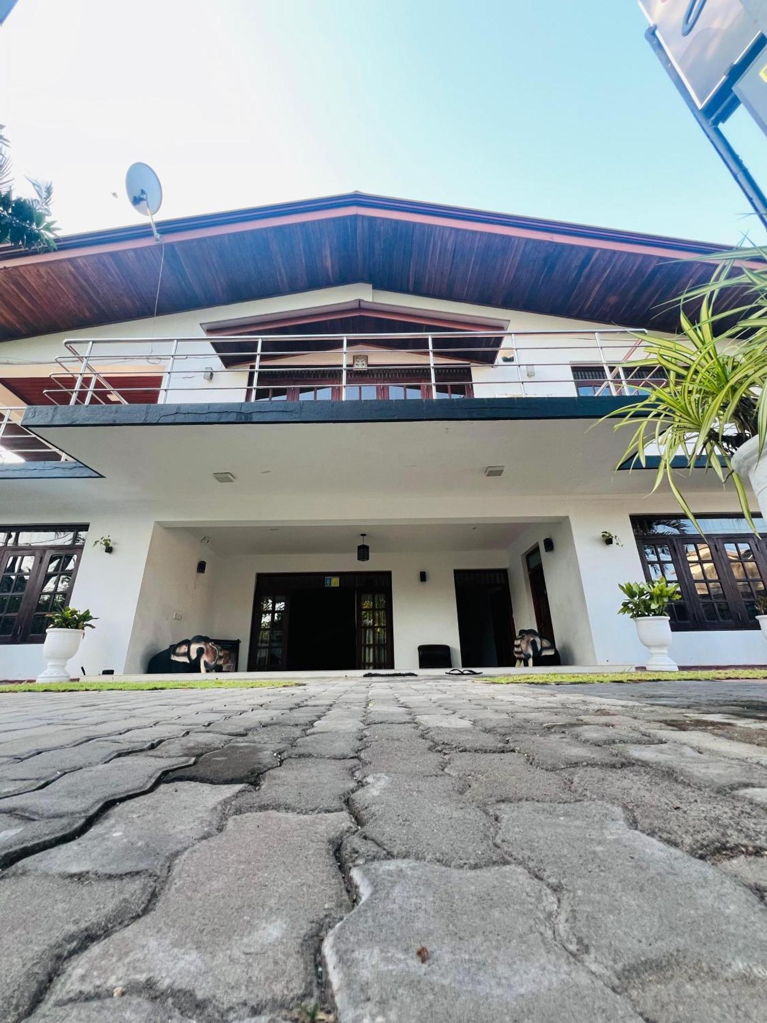 Ocean Beauty Guest House Negombo Esterno foto